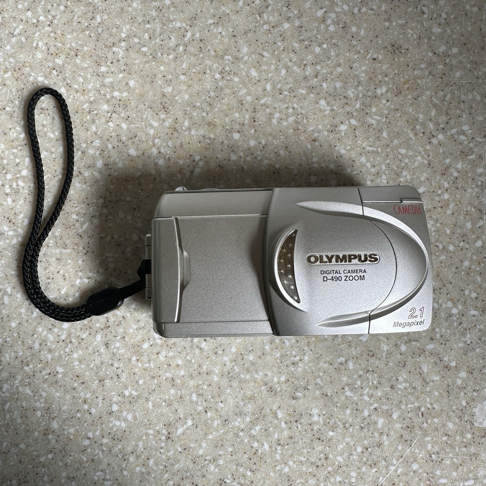 Olympus Camedia D-490 Zoom 2.1MP Digital Point & Shoot Camera W/32MB Card Camera